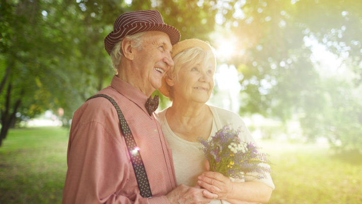 an elderly couple with a bouquet of flowers for valentine's day