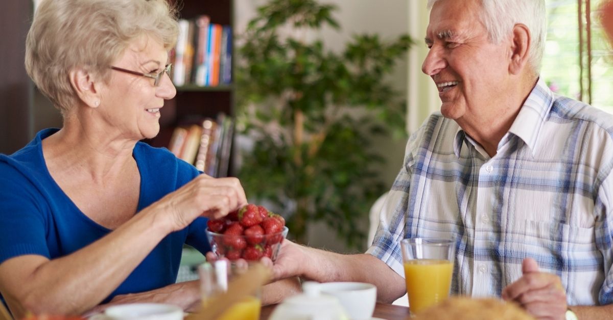 seniors eating healthy in senior communities